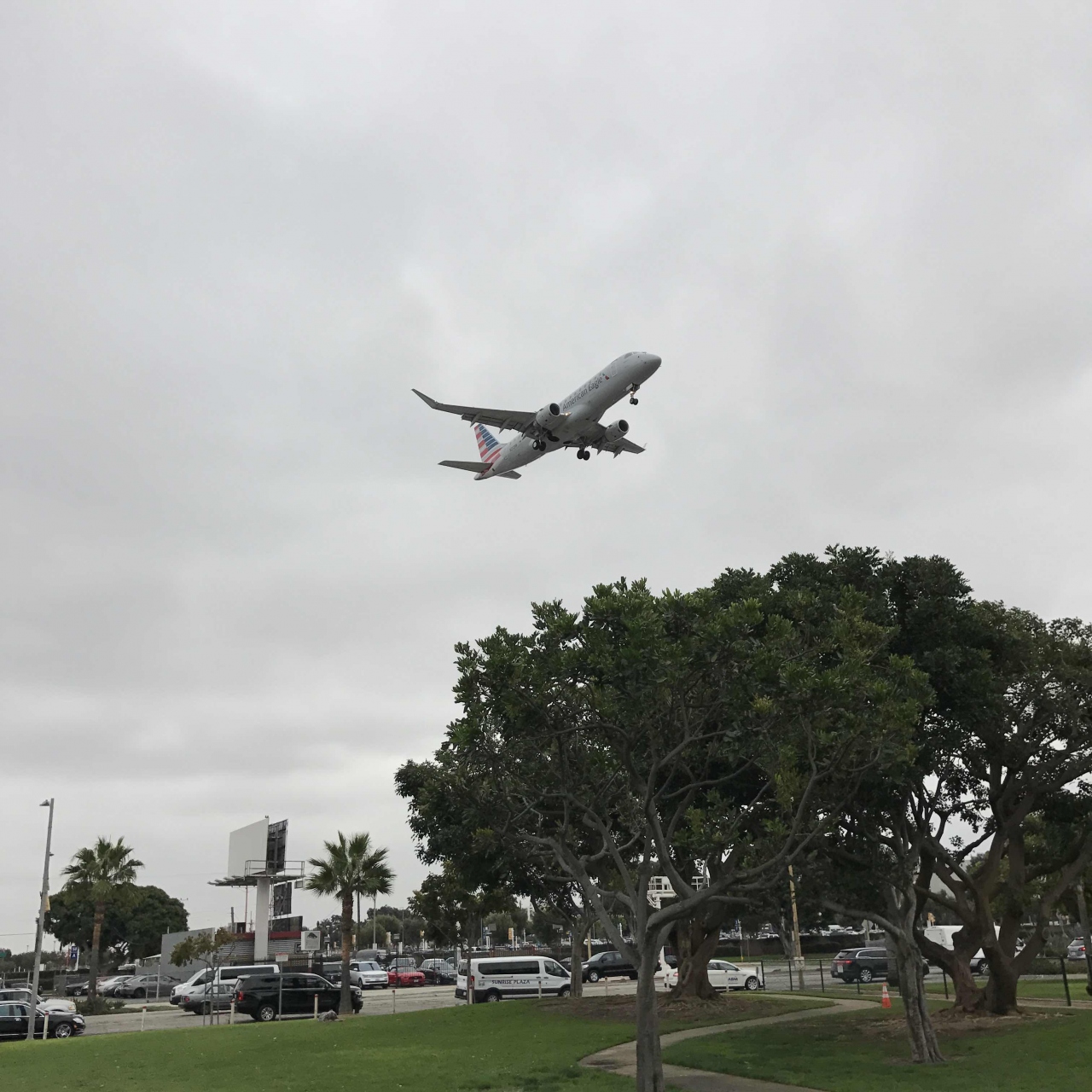 ロサンゼルス空港に次々着陸する飛行機を 至近距離で眺められる絶好のポイント ロサンゼルス アメリカ の旅行記 ブログ By アイアムokさん フォートラベル