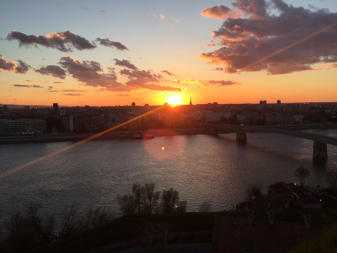 世界一周 11 2 未知の国セルビア 美しい夕日のノービサードとスポティツァ ノヴィサド セルビア の旅行記 ブログ By Zumo De Naranjaさん フォートラベル