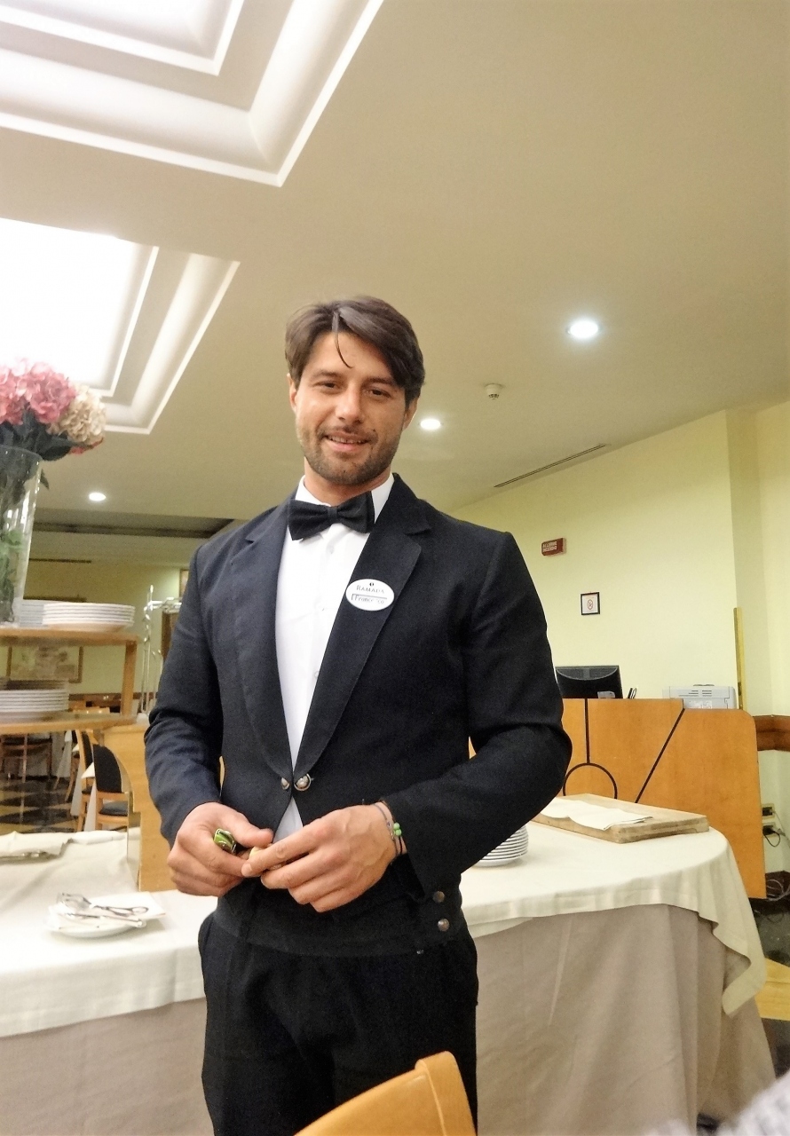 ｻﾝﾀｶﾞﾀ ﾃﾞ ｺﾞｰﾃｨ ｻﾝﾀｰｶﾞﾀ ﾃﾞ ｺﾞｰﾃｨ 未知なる 美しい 村 を目指してイタリア南部へ 番外編 イタリア のホテルマンは やっぱりイケメン ナポリ イタリア の旅行記 ブログ By パリ好きおばさん フォートラベル