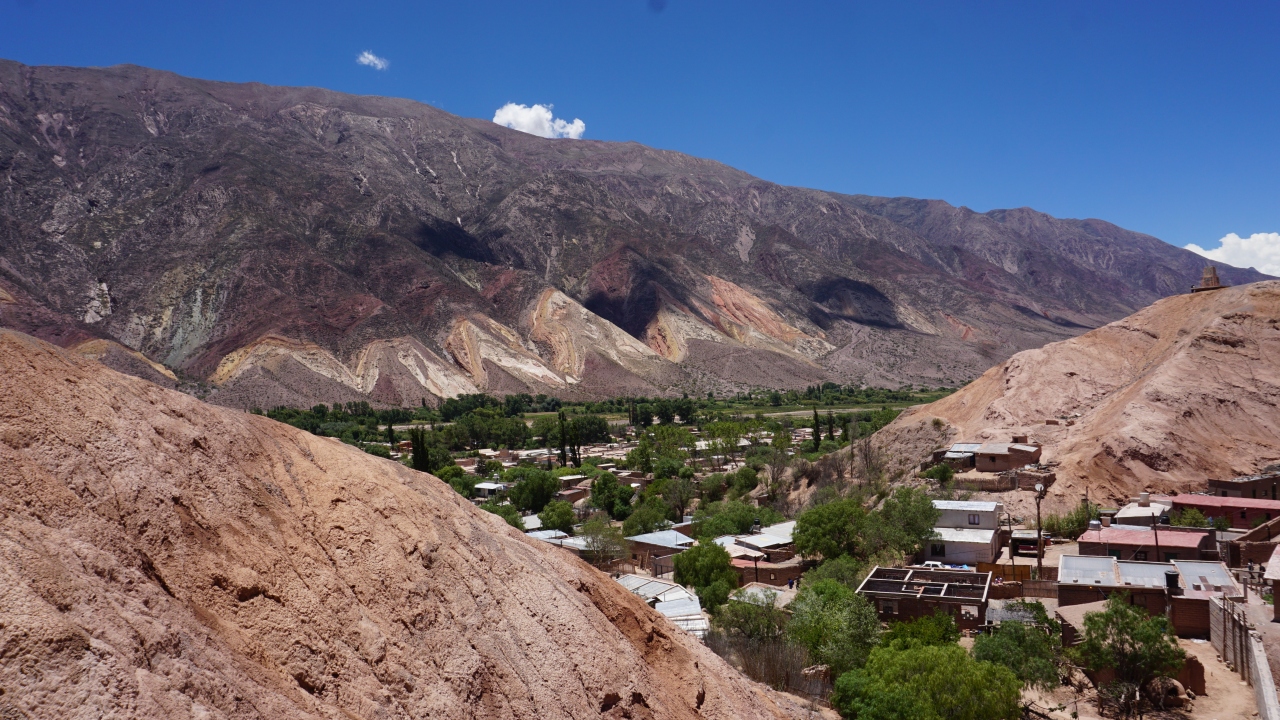 大地が躍動する北部アルゼンチンへの旅！カラフルな七色の丘へ。　Seven colors Hill（North Argentina)