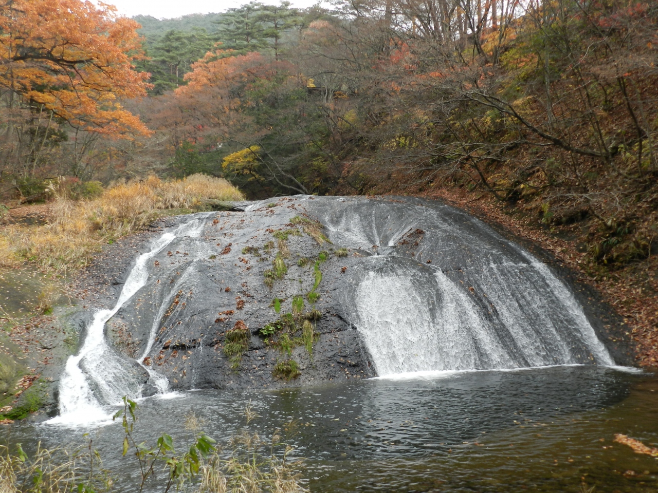 花巻市にかかる二つの滝 釜淵の滝 一の滝 15年11月 岩手県の紅葉 滝めぐりの旅 その１２ 花巻 岩手県 の旅行記 ブログ By Joecoolさん フォートラベル