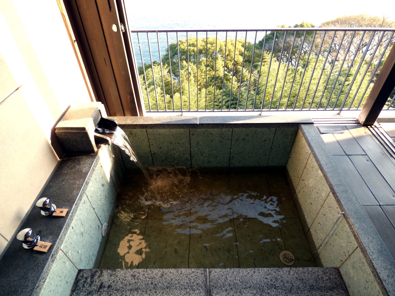 ０１ 年の瀬の熱海一人旅 三島 熱海 鉄道の旅 東急ハーヴェストクラブ熱海伊豆山送迎バス 東急ハーヴェストクラブ熱海伊豆山 Viala ショップ Viala ヴィアラ デラックス天然温泉 露天風呂付き和洋室 熱海 静岡県 の旅行記 ブログ By ミシマさん フォートラベル