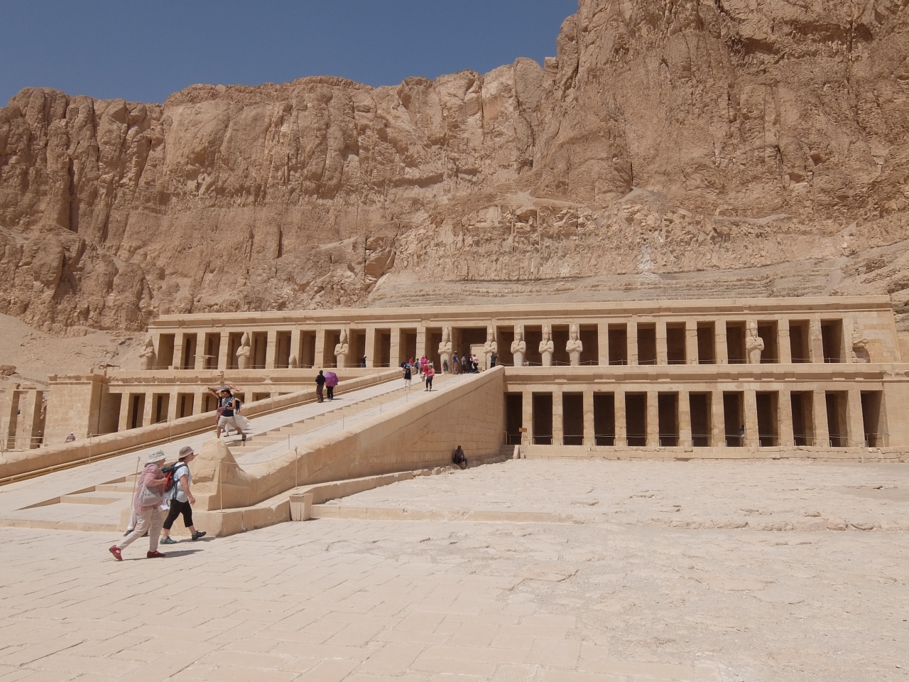 エジプト17 6 ルクソール 古代エジプトの都 テーベ あの世 であり 墓地 でもあったナイル川西岸 ルクソール エジプト の旅行記 ブログ By Azianokazeさん フォートラベル