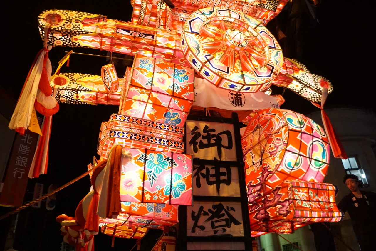 富山・高岡から氷見・砺波・南砺の五月の連休祭りだらけの旅（四日目夜）～福野夜高祭は、福野神明社の春季祭礼の宵祭り。巨大な行燈が夜空に浮かび上がって、よいやさ よいやさ。最後のクライマックス”引き合い”に向けて、いざ出陣です～