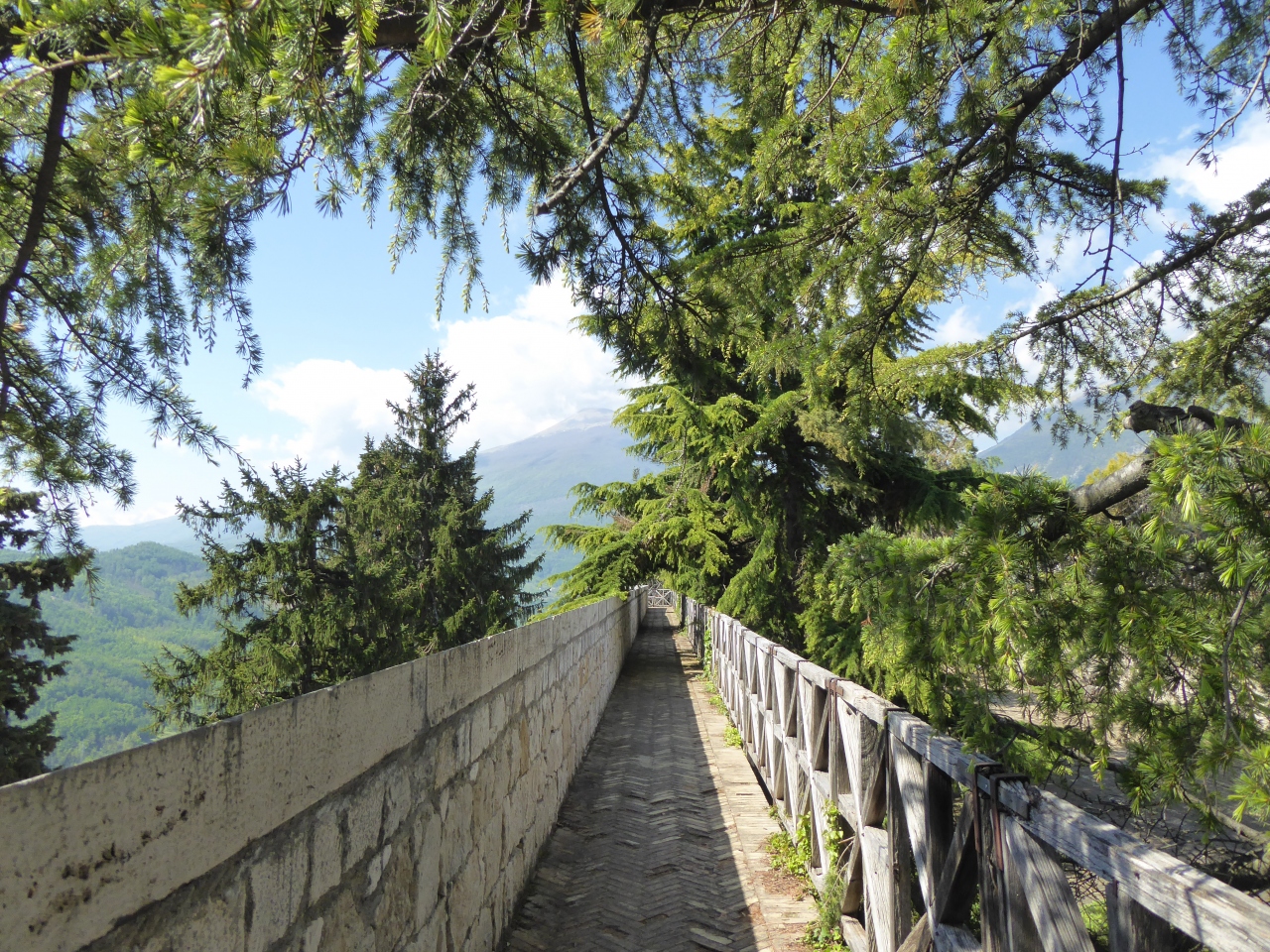 『春の優雅なアブルッツォ州/モリーゼ州 古城と美しき村巡りの旅♪ Vol43(第3日) ☆Civitella del Tronto:美しき古城