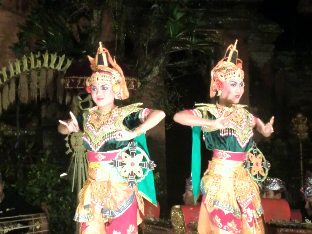 バリ島ウブドでガムラン音楽とレゴンダンス』バリ島(インドネシア)の
