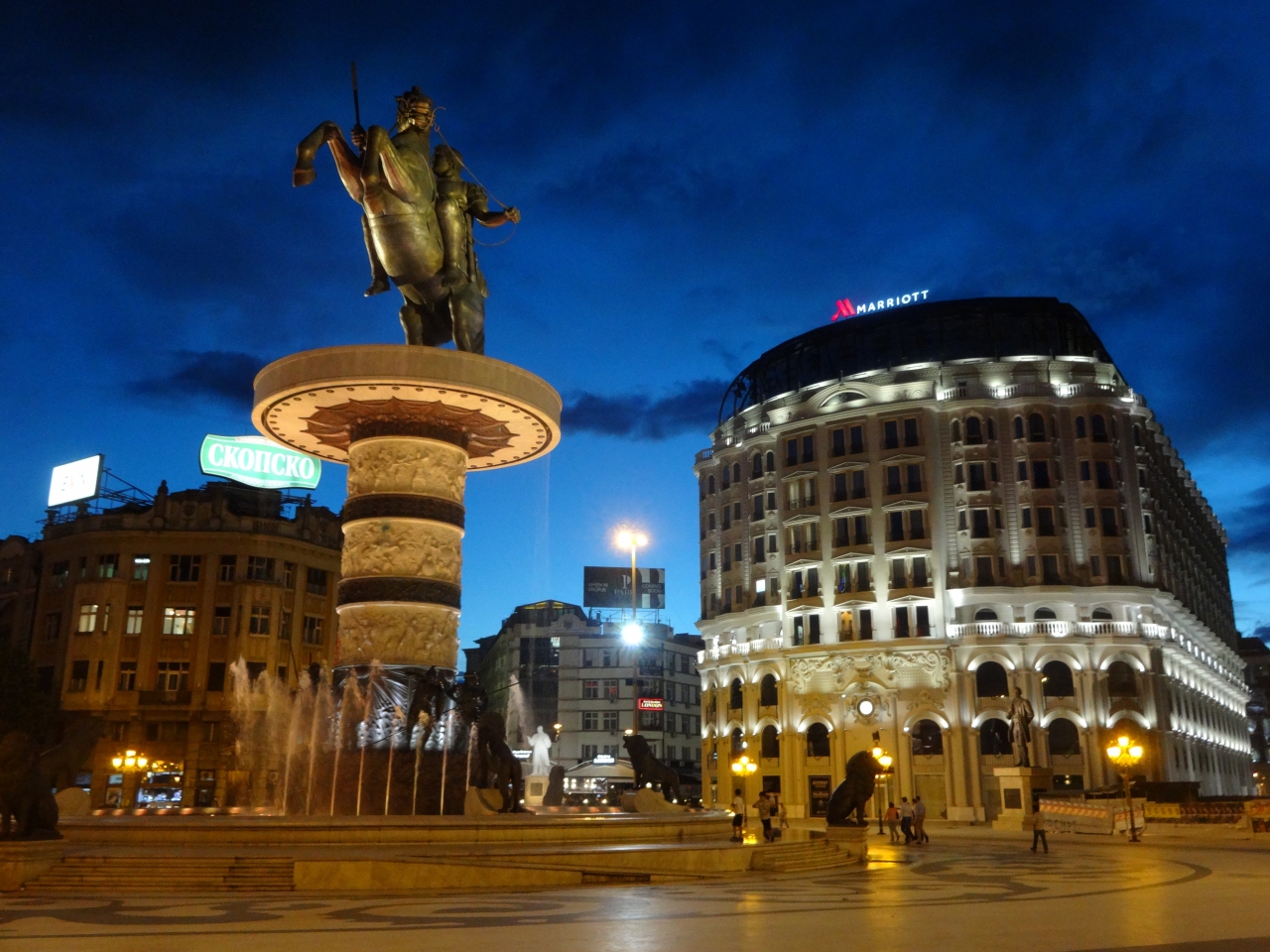 ヨーロッパ最後の秘境バルカン半島攻略 旧東欧諸国 砂漠の宝石ドバイの旅 セルビア コソボ アルバニア マケドニア ブルガリア ルーマニア アラブ首長国連邦旅行 33 16年秋5日目 ブルーアワー Of スコピエ スコピエ 北マケドニア共和国 の旅行記 ヨーロッパ最後の秘境バルカン半島攻略 旧東欧諸国 砂漠の宝石ドバイの旅 セルビア コソボ アルバニア マケドニア ブルガリア ルーマニア アラブ首長国連邦旅行 33 16年秋5日目 ブルーアワー Of スコピエ スコピエ 北マケドニア共和国 の旅行記