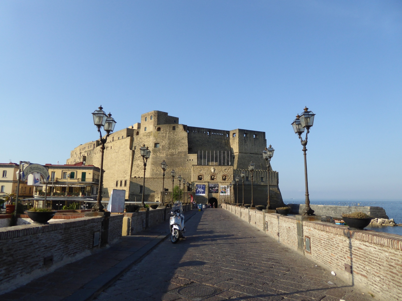プーリア州優雅な夏バカンス Vol4 第2日 Napoli 朝の卵城 優雅な散歩 ナポリ イタリア の旅行記 ブログ By コトルさん フォートラベル プーリア州優雅な夏バカンス Vol4 第2日 Napoli 朝の卵城 優雅な散歩 ナポリ イタリア の旅行記 ブログ By コトルさん フォートラベル