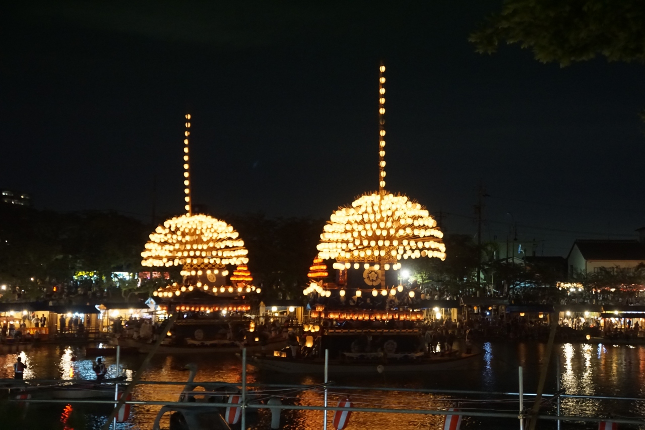 津島天皇祭のついでに名古屋城辺りと半田市街 真夏の街歩き 一日目 夜 津島天皇祭は ユネスコ世界遺産 に登録されて観光客が激増 天皇川公園の中央池を進む六基のまきわら船は まるでだいだらぼっちのエレクトリカルパレードです 津島 愛西 蟹江 愛知県 の