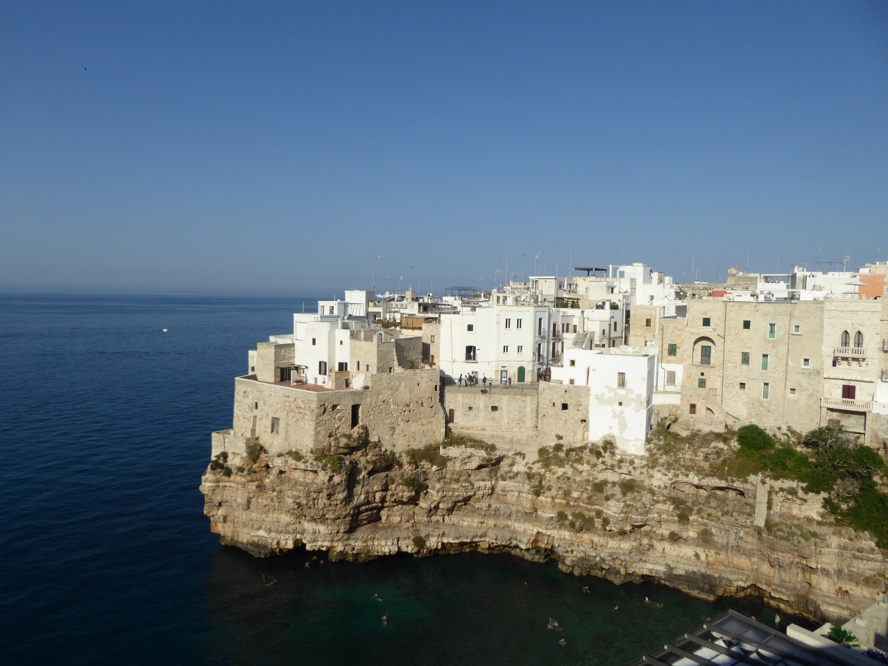 プーリア州優雅な夏バカンス Vol50 第4日 Polignano A Mare Hotel Covo Dei Saraceni スイートルームの広 いテラスから素晴らしいパノラマ ポリニャーノ ア マーレ イタリア の旅行記 ブログ By コトルさん フォートラベル