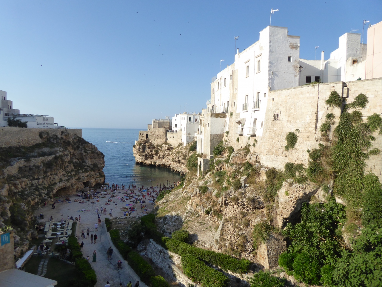 プーリア州優雅な夏バカンス Vol51 第4日 Polignano A Mare 橋から美しいビーチと旧市街を眺めて ポリニャーノ ア マーレ イタリア の旅行記 ブログ By コトルさん フォートラベル