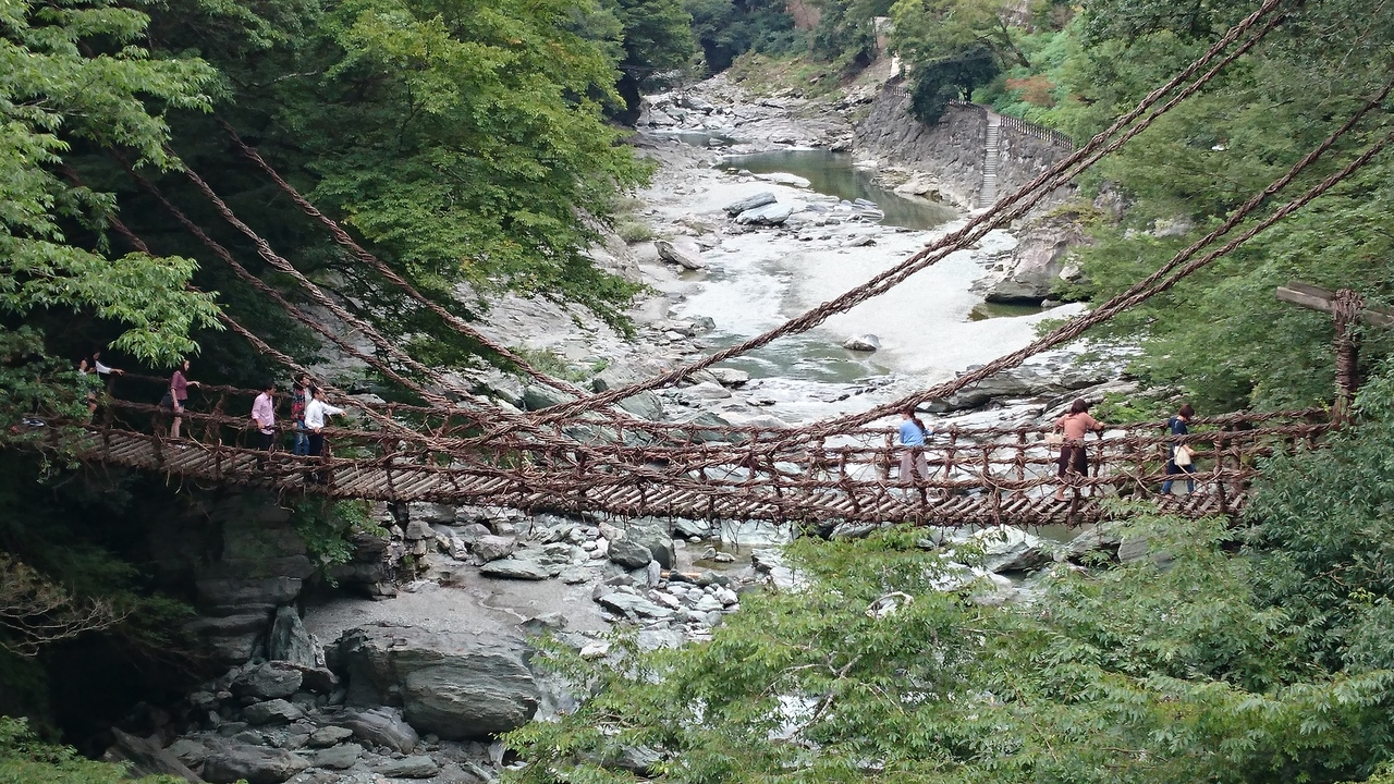 17年9月 四国４県と広島県尾道市 岡山県 ちょこっと兵庫県赤穂市を巡る四泊五日の夫婦旅 徳島県 編 大歩危駅 大歩危峡 日本三大奇橋のかずら橋 一泊目の宿は三好市西祖谷の秘境の湯 祖谷渓 かずら橋 大歩危 徳島県 の旅行記 ブログ By ゆずのはさん フォー