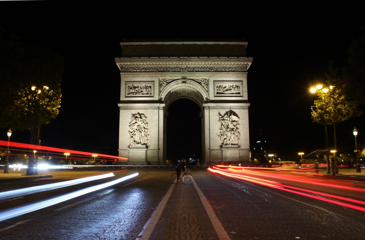 今更ながら憧れの初フランス旅 ８ コンコルド広場 シャンゼリゼ通りからのエトワール凱旋門 夜景 パリ フランス の旅行記 ブログ By 旅行三昧さん フォートラベル