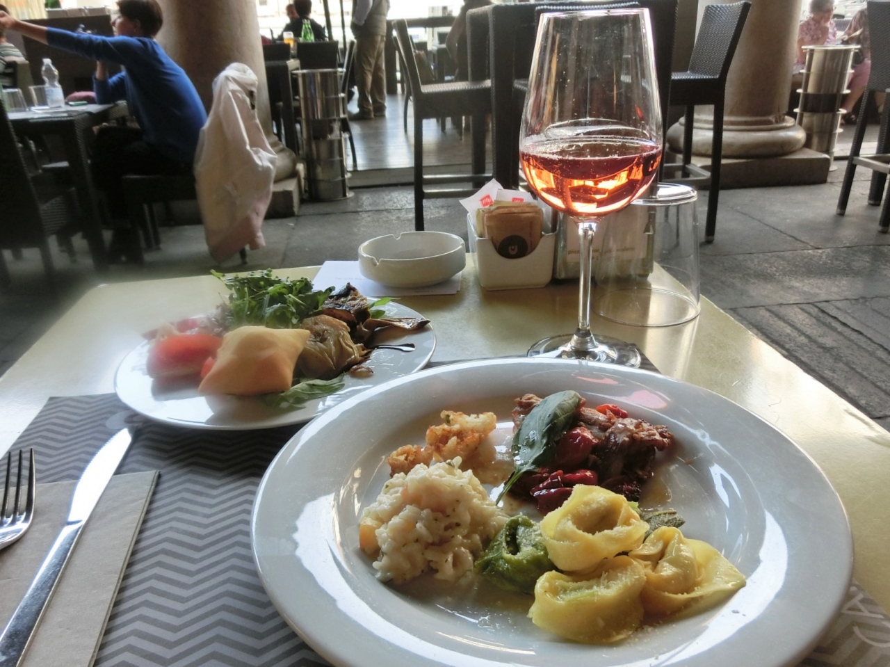 17年夏休みはイタリアへ 5 本格的イタリアンビュッフェで食べ過ぎ からの美しい街並みに誘われ歩き過ぎた モデナ モデナ イタリア の旅行記 ブログ By くるみちゃんさん フォートラベル 17年夏休みはイタリアへ 5 本格的イタリアンビュッフェで食べ過ぎ からの美しい街並みに誘われ歩き過ぎた モデナ モデナ イタリア の旅行記 ブログ By くるみちゃんさん フォートラベル