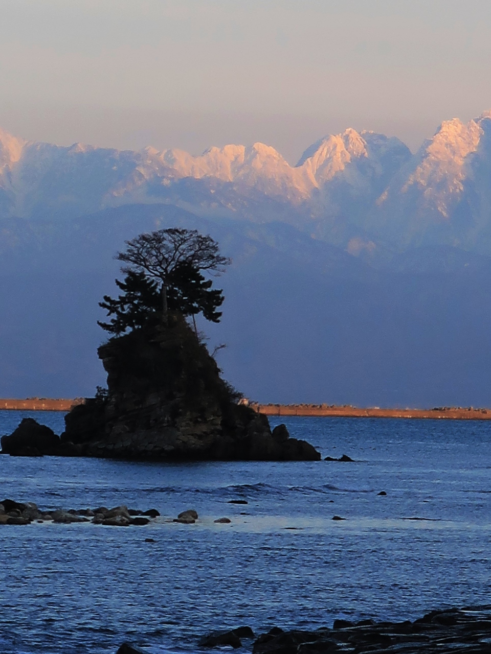 高岡 1 雨晴海岸 立山連峰を望む 義経岩を前に 富山湾 晴れて風なし 高岡 富山県 の旅行記 ブログ By マキタン２さん フォートラベル