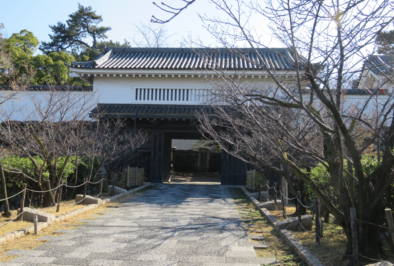 17暮 大阪湾の名城巡り 35 42 12月7日 8 岸和田城 1 3 二の丸跡 心技館 堀 アオサギ 復興櫓門 岸和田城址碑 岸和田 貝塚 大阪 の旅行記 ブログ By 旅人のくまさんさん フォートラベル