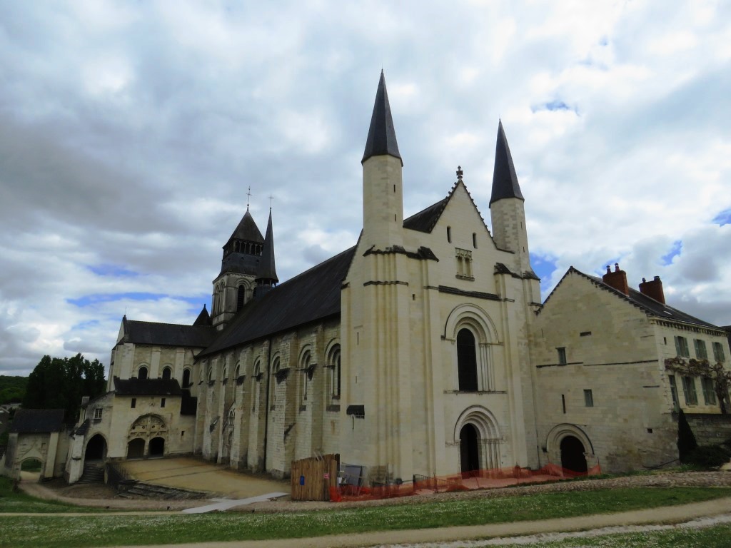 フォントヴロー・ラベイ_Fontevraud-l'abbaye　修道院都市！プランタジネット王朝の眠る場所