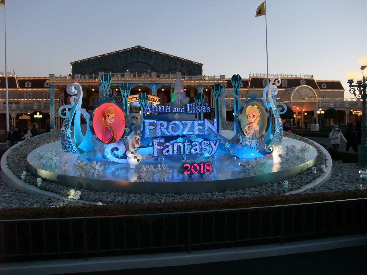 18年第1弾 東京ディズニーランド アナとエルサのフローズンファンタジー 東京ディズニーシー ピクサー プレイタイム イベント初日へ 東京 ディズニーリゾート 千葉県 の旅行記 ブログ By レッドウイングさん フォートラベル
