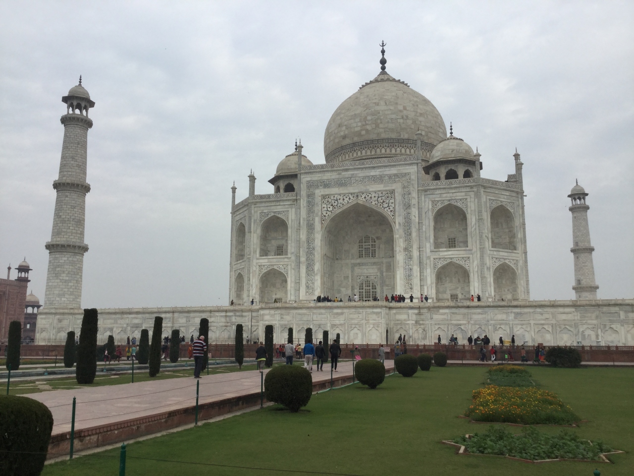 旅客列車で旅行するインドの観光客のカップル ストックフォト Getty Images