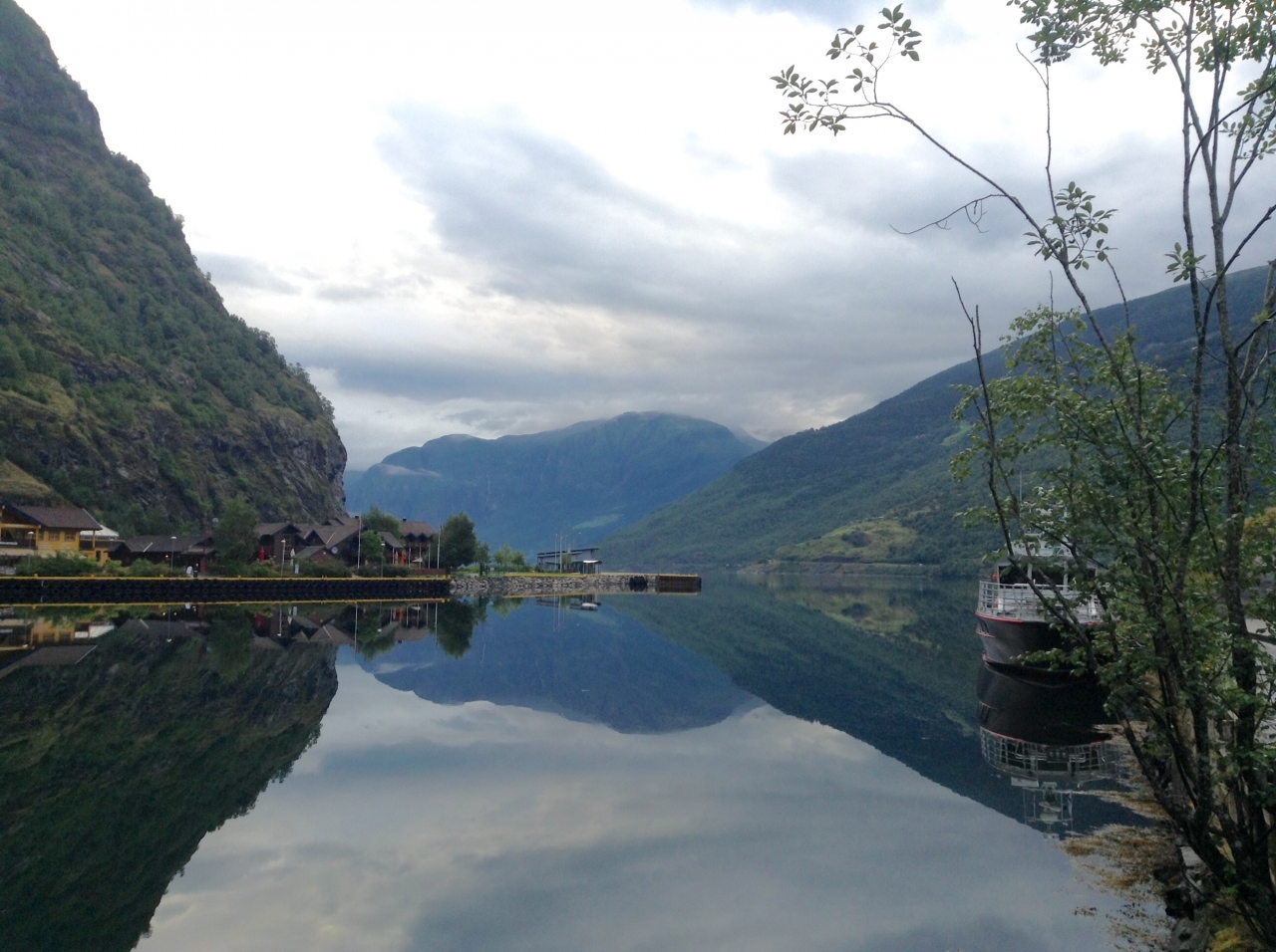 フロムのフィヨルド海面は鏡のようでした フロム ノルウェー の旅行記 ブログ By Nishiyyさん フォートラベル