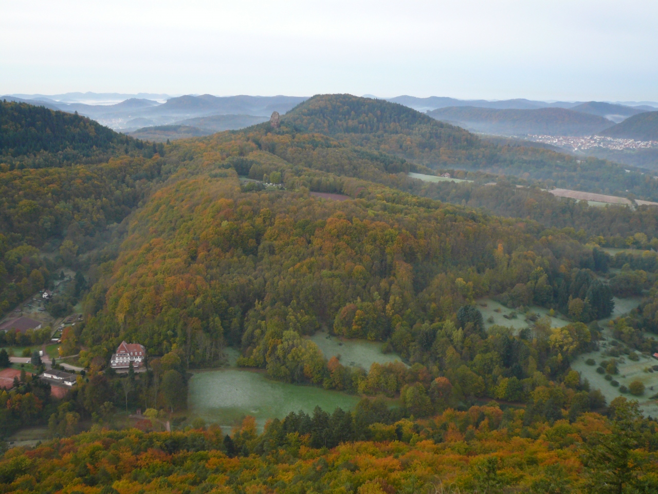 10年ドイツの秋 トリフェルス城を囲む光景は黄葉 紅葉の真っ盛りである ラインラント プファルツ州 ドイツ の旅行記 ブログ By Jijidarumaさん フォートラベル