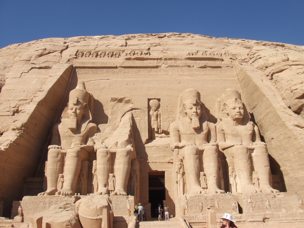 砂漠のど真ん中でヌビアの侵攻を牽制 アブシンベル神殿 アブ シンベル エジプト の旅行記 ブログ By ふぁんふぁんさん フォートラベル