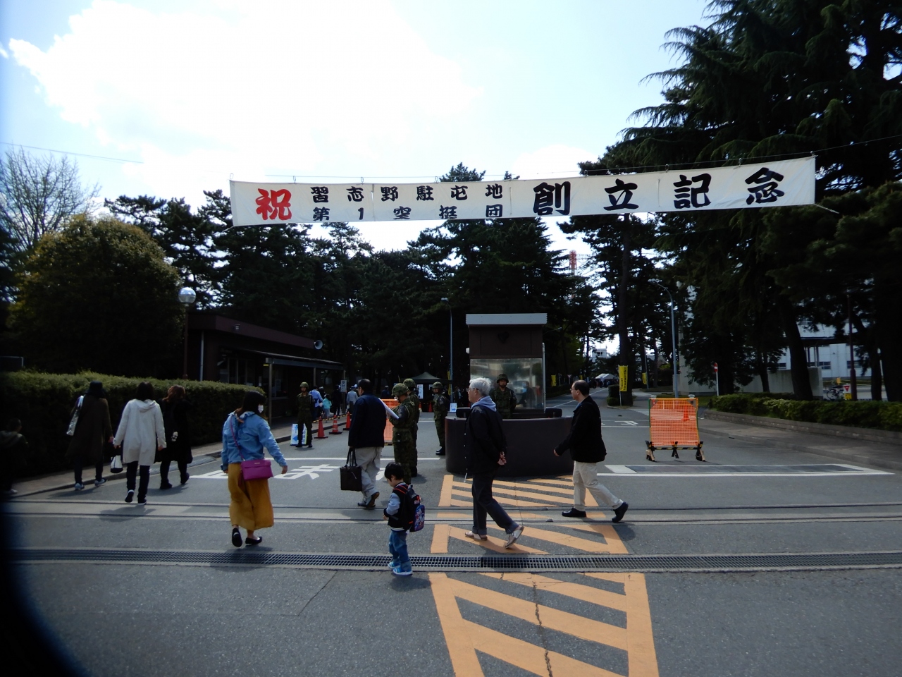 18年も第一空挺団の習志野駐屯地の桜まつりに行きました 船橋 習志野 千葉県 の旅行記 ブログ By てくてくさん フォートラベル 18年も第一空挺団の習志野駐屯地の桜まつりに行きました 船橋 習志野 千葉県 の旅行記 ブログ By てくてくさん フォートラベル