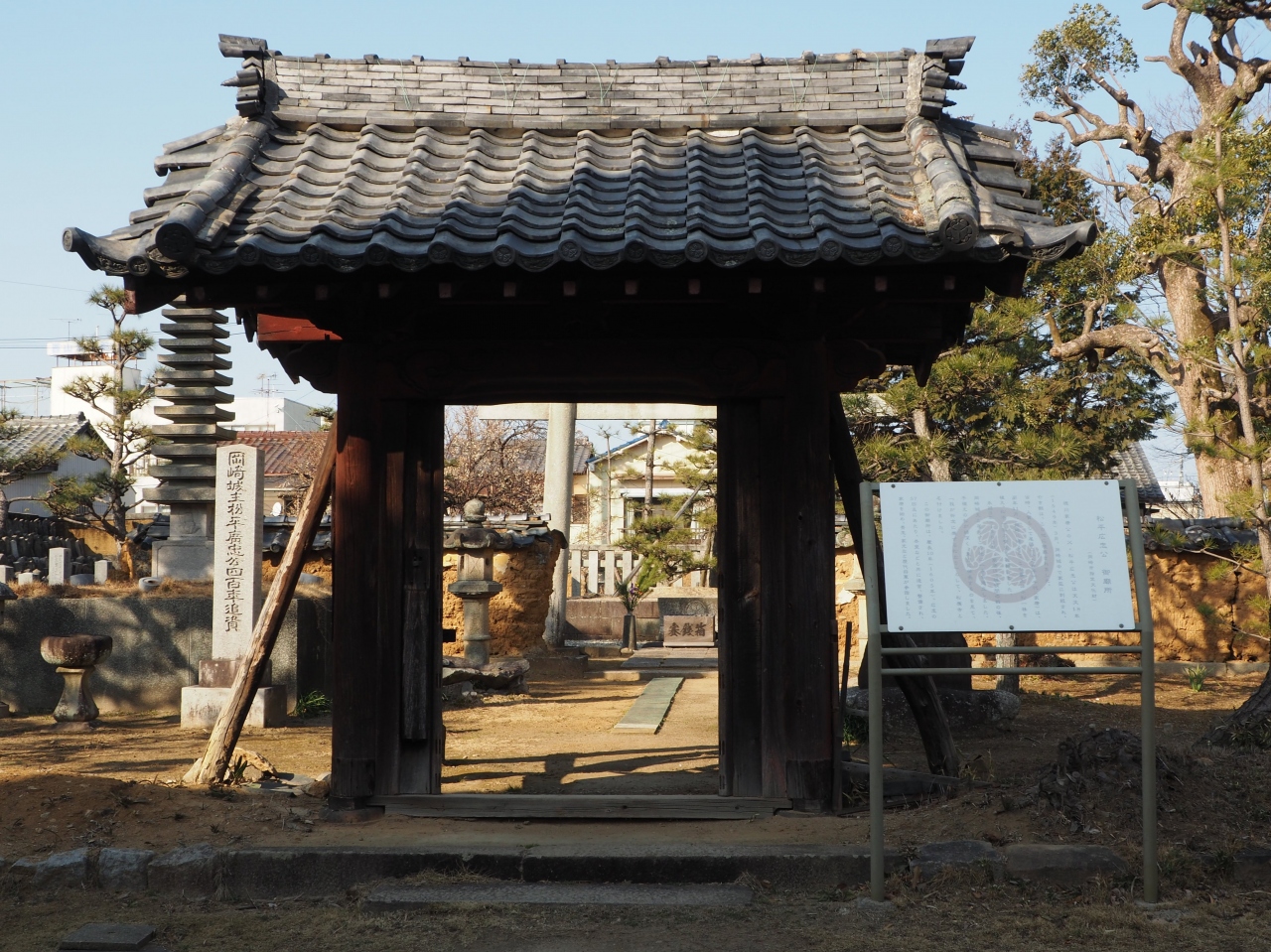 松応寺 徳川家康公 父 松平広忠墓所 寺社なのに鳥居が 古き土塀に感激 岡崎 愛知県 の旅行記 ブログ By Ken Yoshimuneさん フォートラベル