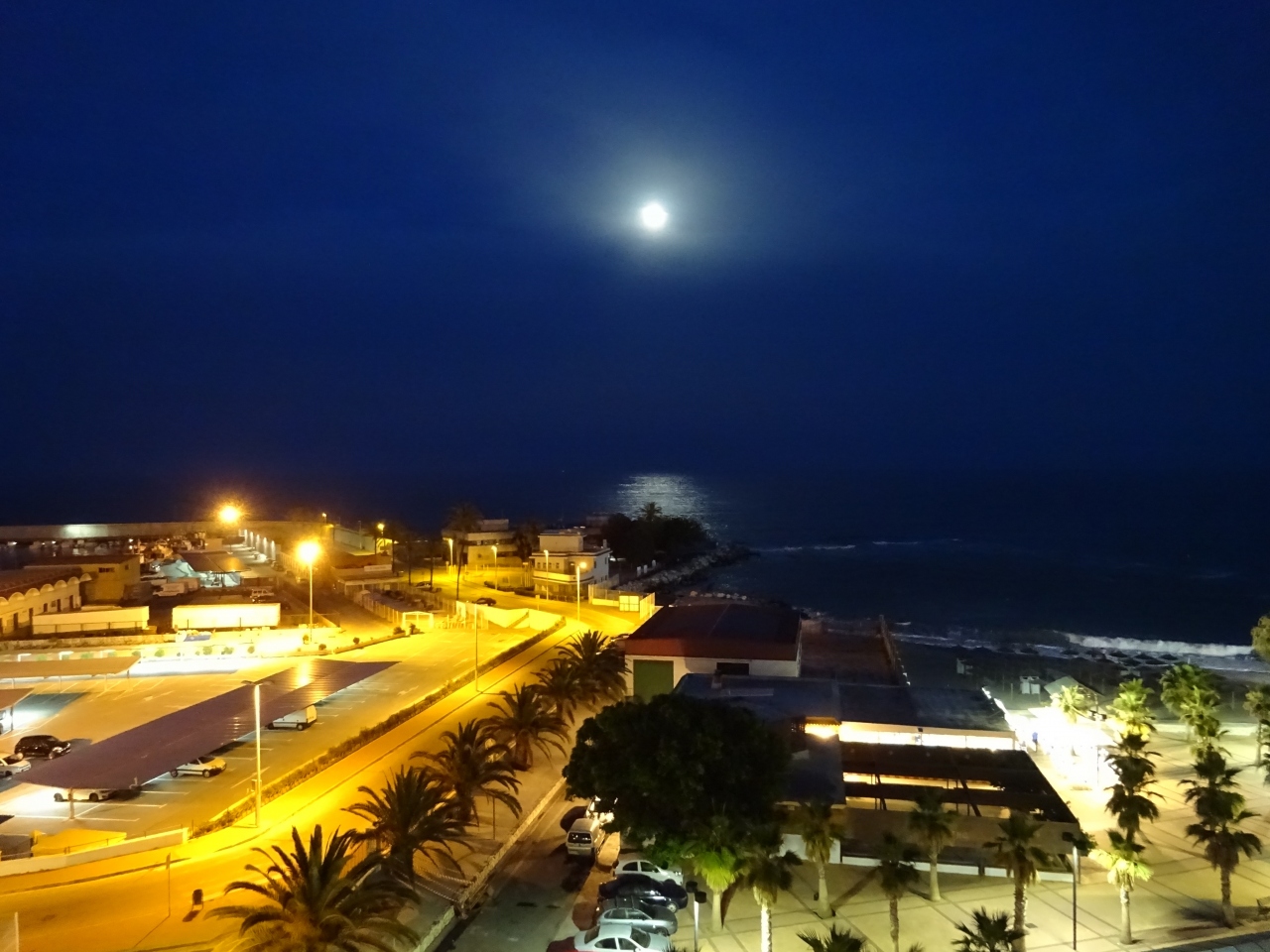 1706スペイン フエンヒローラの夜の雰囲気とドルフィンクルーズ フエンヒローラ スペイン の旅行記 ブログ By 女一人旅さん フォートラベル