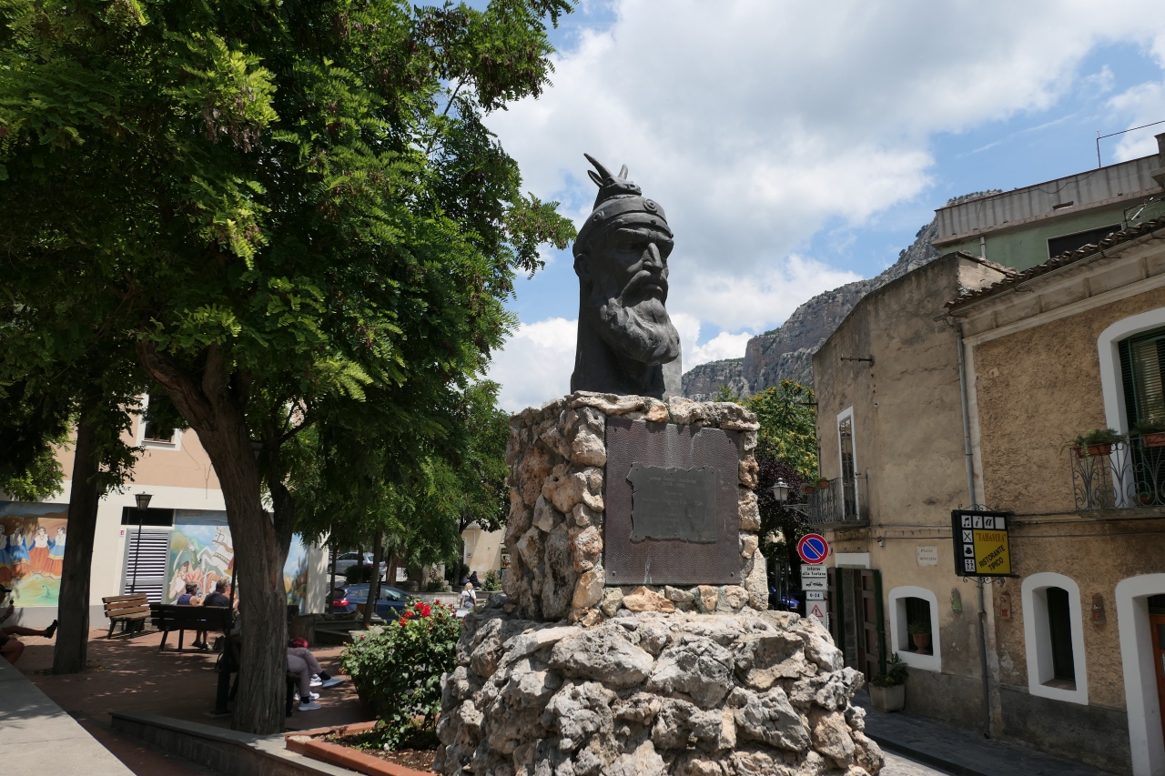 美しき南イタリア旅行 Vol 197 第7日 Civita ご先祖様はイケメンなアルバニア人 Giorgio Castriota チビタ イタリア の旅行記 ブログ By コトルさん フォートラベル