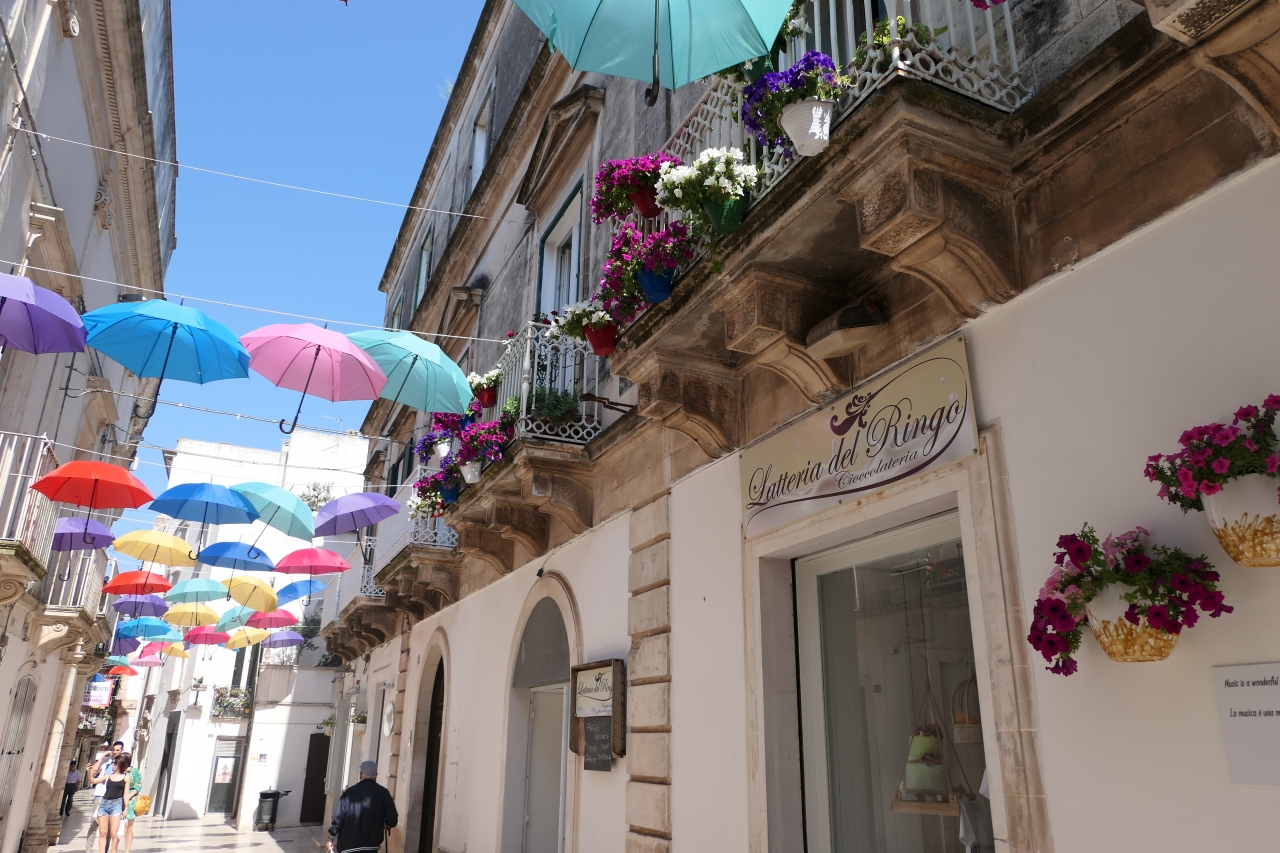 美しき南イタリア旅行 Vol 271 第9日 Martina Franca カラフルな傘 の ヴィットリオ エマヌエーレ通り マルティーナ フランカ イタリア の旅行記 ブログ By コトルさん フォートラベル