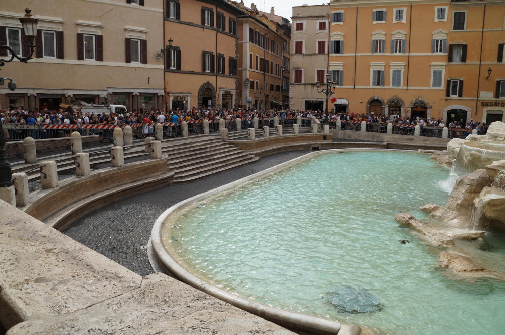 18 ローマ旅行記 え トレビの泉が立ち入り禁止 ローマ イタリア の旅行記 ブログ By Chiaki Kさん フォートラベル