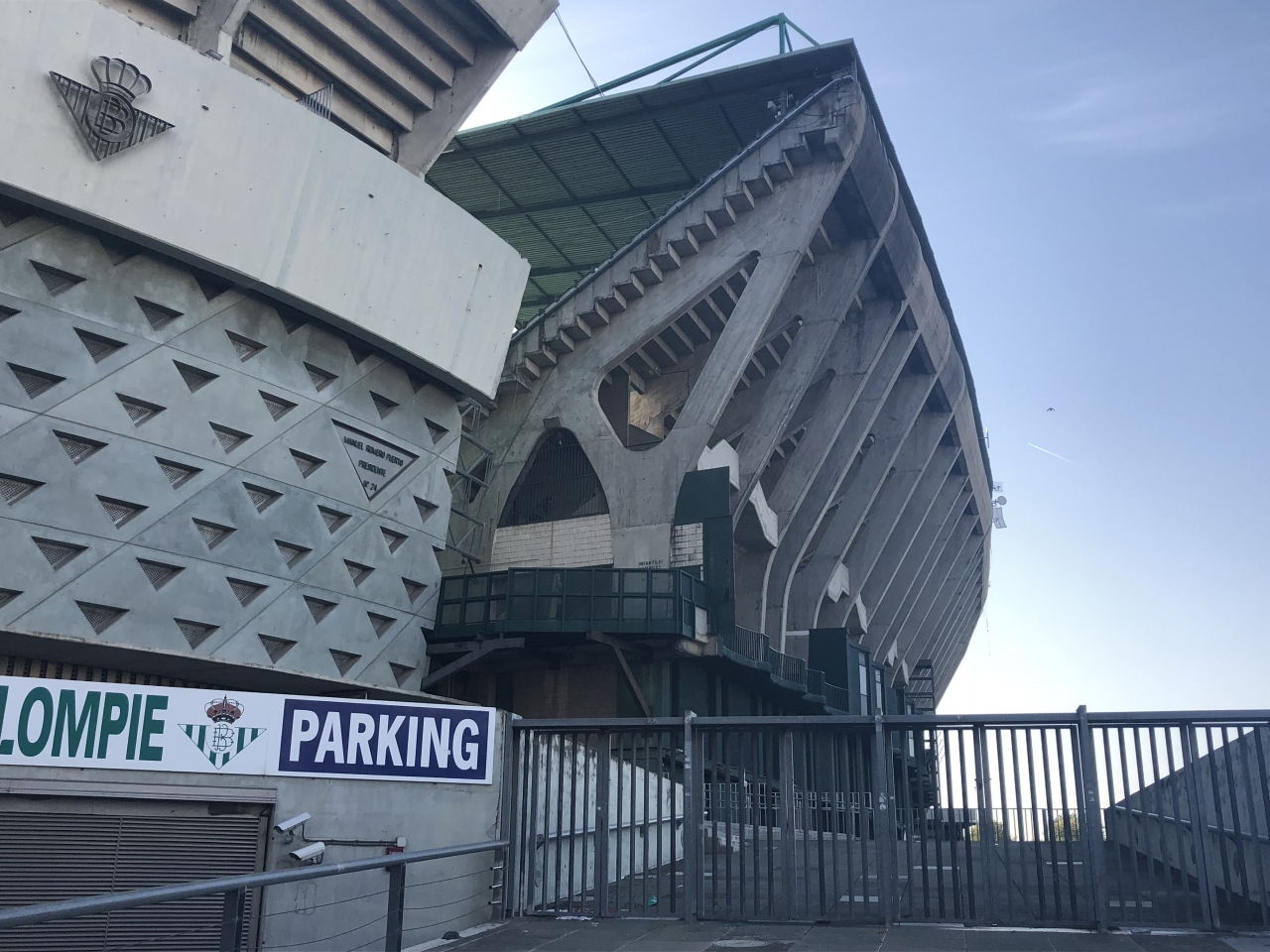 スペイン セビリア サンタフスタ駅から2駅 Sevilla Virgen Del Rocio駅まで乗車し そのあと徒歩で ベティス乾が在籍する エスタディオ ベニート ビジャマリンへ セビリア スペイン の旅行記 ブログ By 自由人さ さん フォートラベル