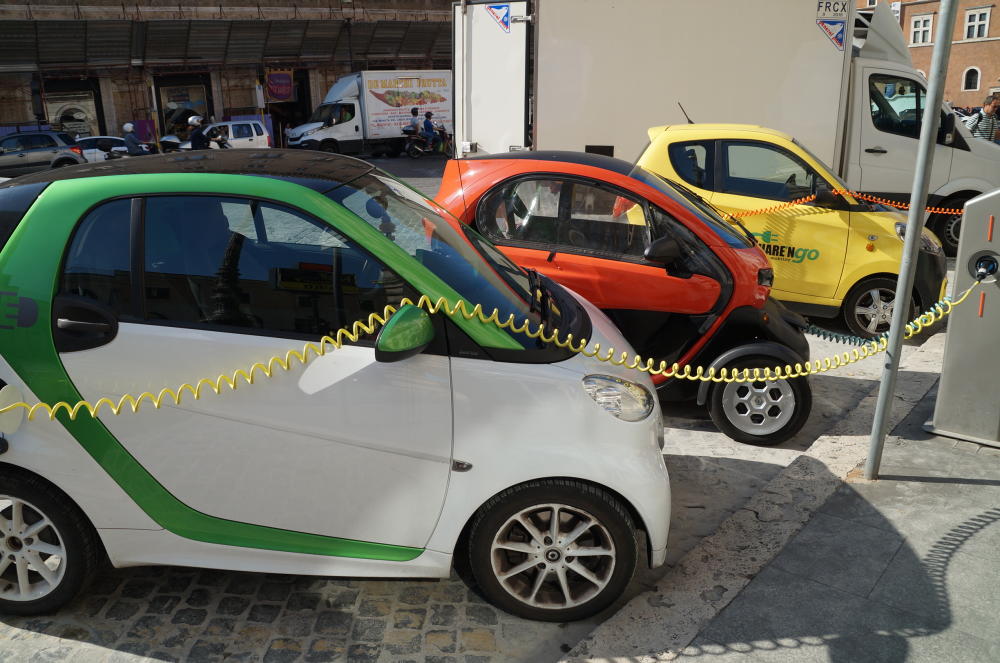 18 イタリアくるま事情 マイクロev車が走り始めたローマの街 ローマ イタリア の旅行記 ブログ By Chiaki Kさん フォートラベル