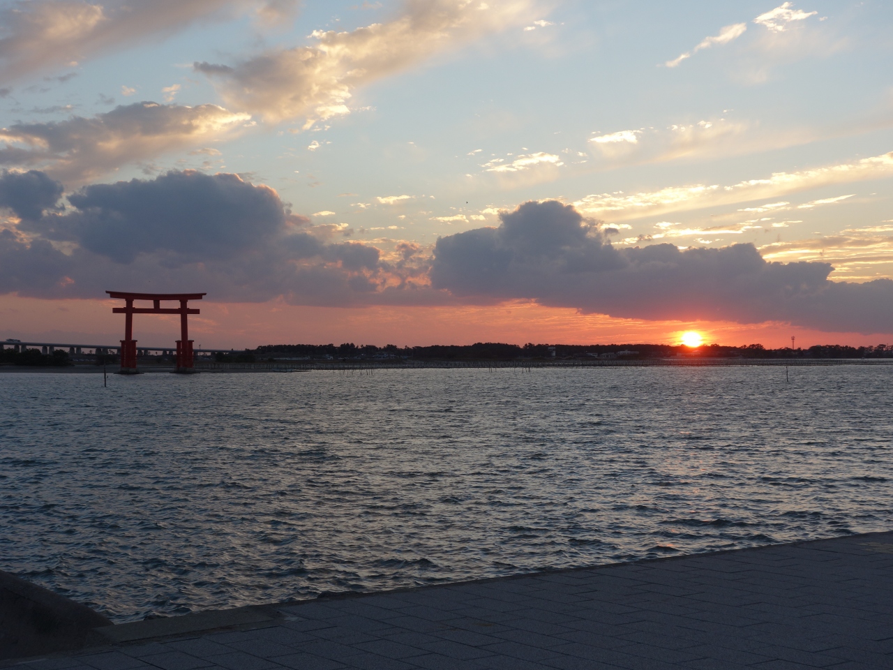 弁天島から夕日を眺める 鳥居の中に夕日を入れるには 弁天島温泉 静岡県 の旅行記 ブログ By Nomonomoさん フォートラベル