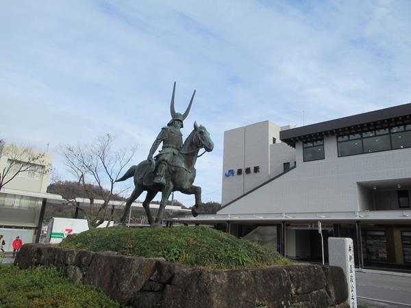 冬の近江 美濃 ３ 近江牛ボロネーゼパスタ 彦根駅前に建つ井伊直政公像 滋賀県護国神社 彦根 滋賀県 の旅行記 ブログ By Happinさん フォートラベル