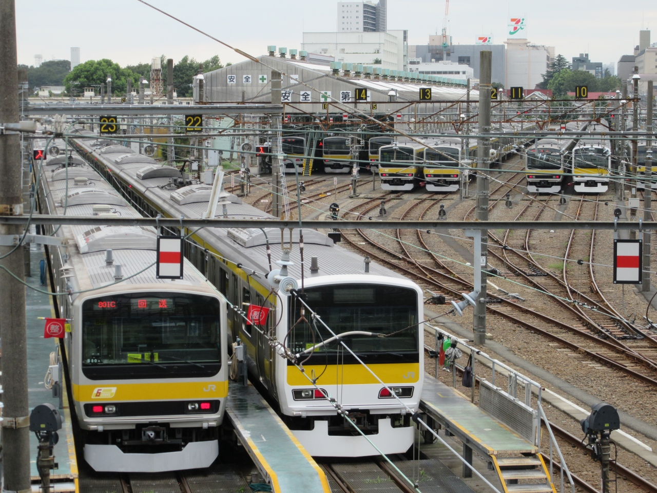 三鷹車両センターを跨ぐ歩道橋 吉祥寺 三鷹 東京 の旅行記 ブログ By Hidezouさん フォートラベル