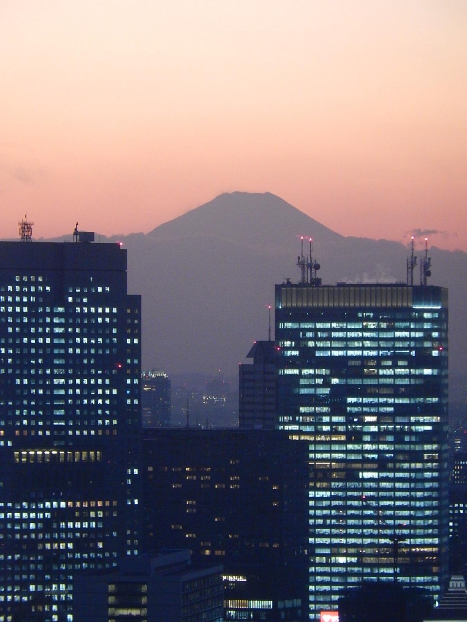 丸ビル35階から見られる黄昏時の風景 影富士が見られました 丸の内 大手町 八重洲 東京 の旅行記 ブログ By Tsunetaさん フォートラベル 丸ビル35階から見られる黄昏時の風景 影富士が見られました 丸の内 大手町 八重洲 東京 の旅行記 ブログ By Tsunetaさん フォートラベル
