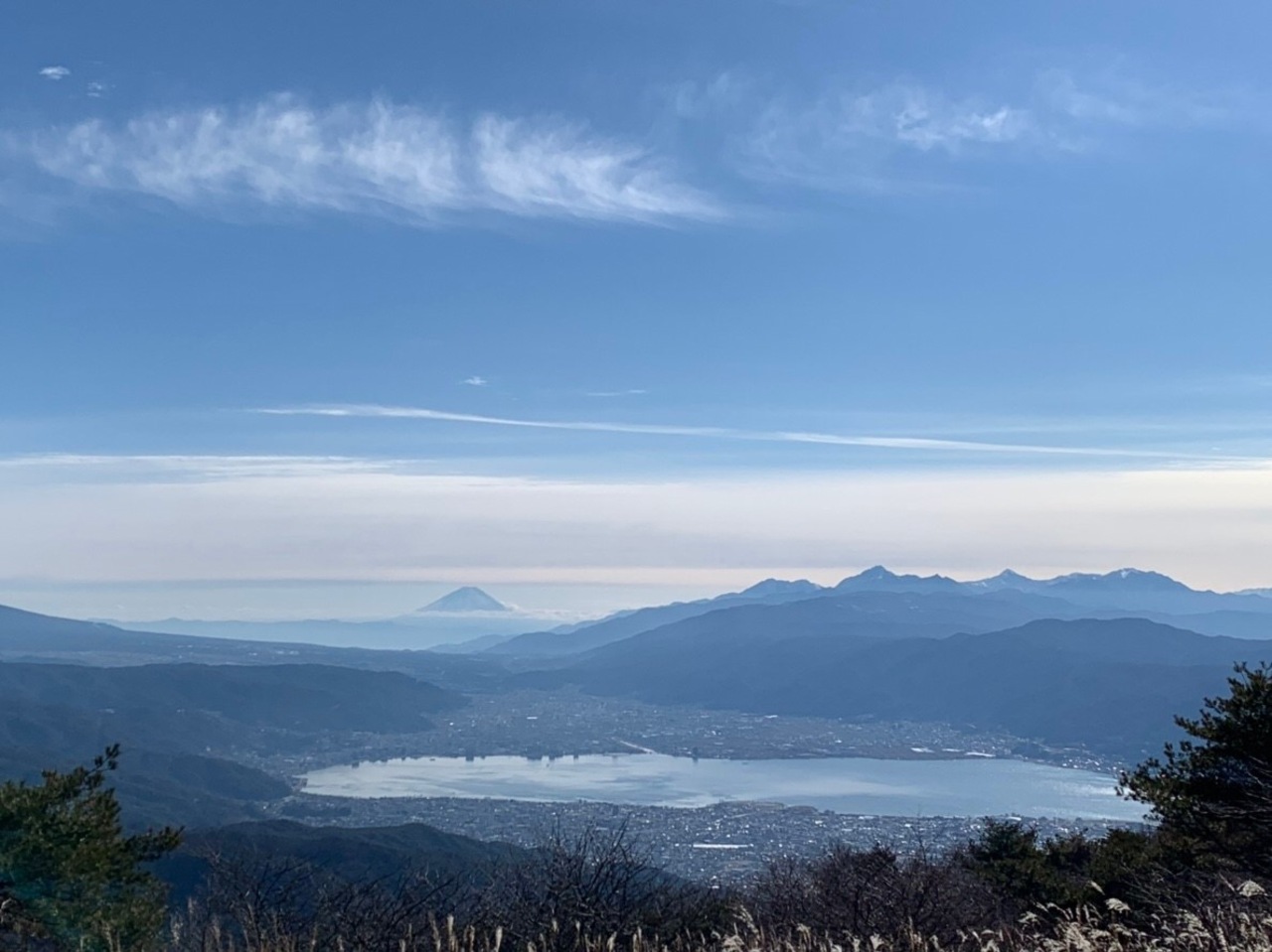 高ボッチ山から諏訪湖の向こうに富士山 日本最高峰3つ眺められる絶景展望台 長野県の旅行記 ブログ By 旅は靴づれさん フォートラベル