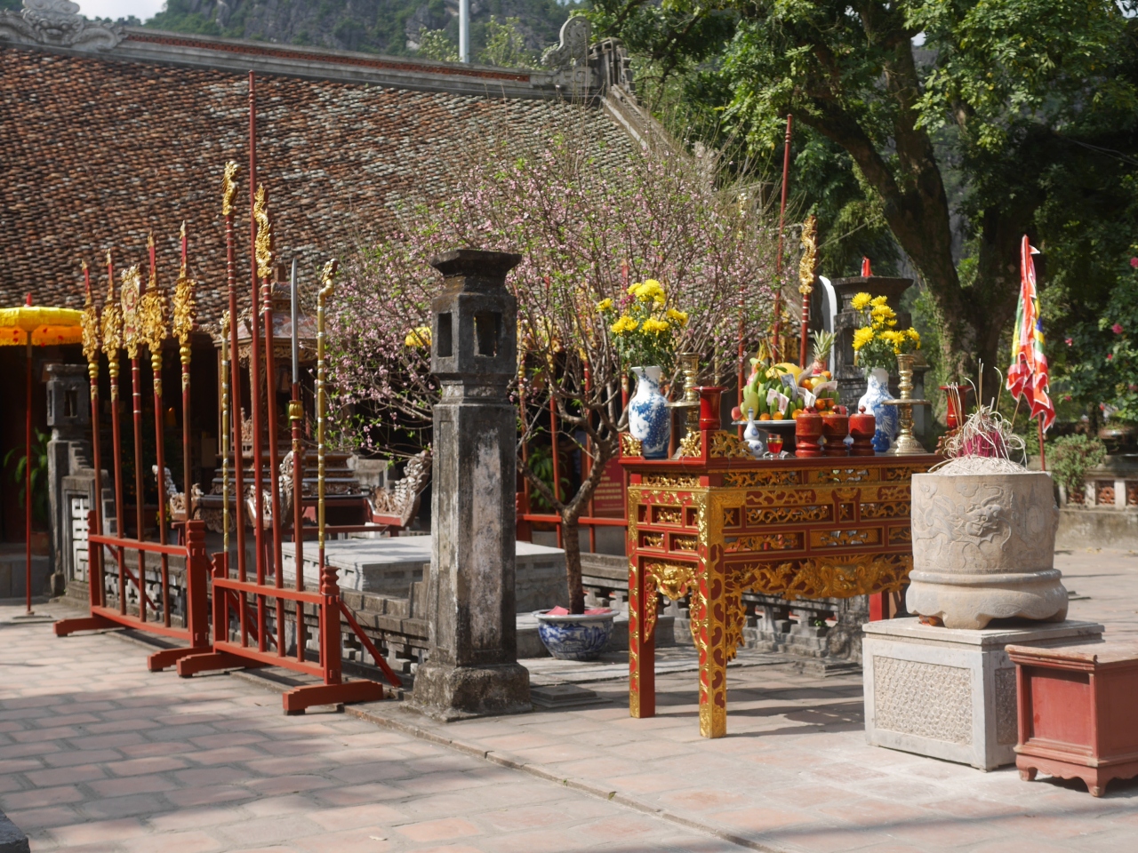 ニンビンの世界遺産地区をプチ散歩3 テト(旧正月)の初詣 壹柱寺 ばあさまにお年玉をあげる(*_*)/ 黎大行廟 前黎朝の初代皇帝 Le Dai Hanh の廟を見学する。