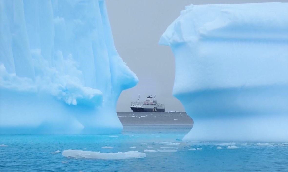 おばさん ひとり旅で南極へ 南極編 青い氷山とその上の動物と船のお話 南極 南極大陸 の旅行記 ブログ By 猫大好きさん フォートラベル