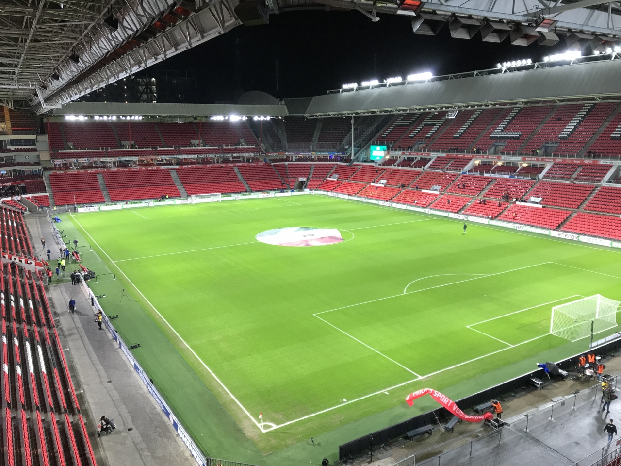 トップ Psv スタジアム ざばねがも