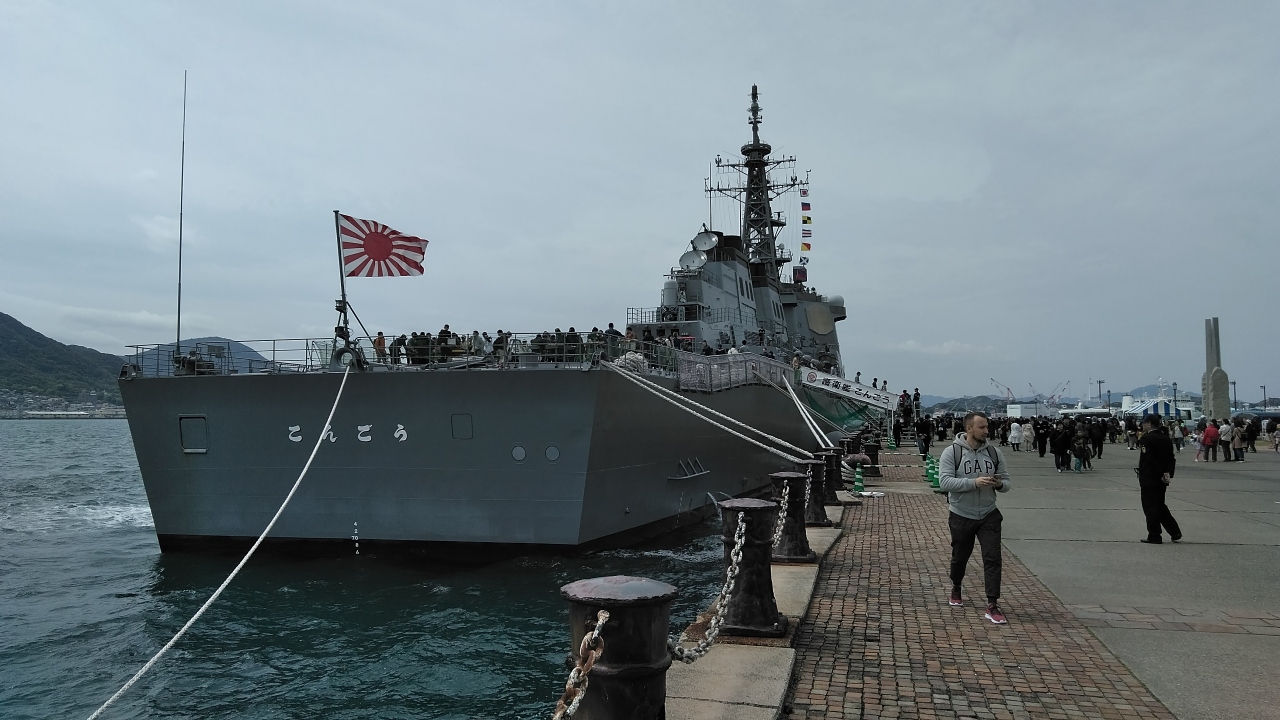 イージス護衛艦「こんごう」が唐戸の桟橋で公開