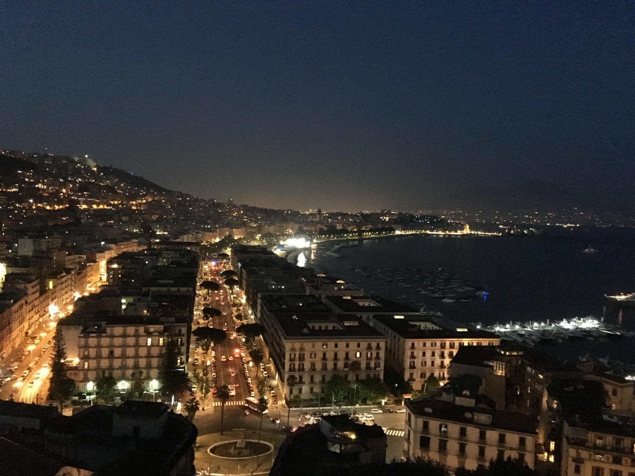 ナポリへの旅 カプリ島 青の洞窟 ナポリ夜景 ナポリ イタリア の旅行記 ブログ By えーるさん フォートラベル
