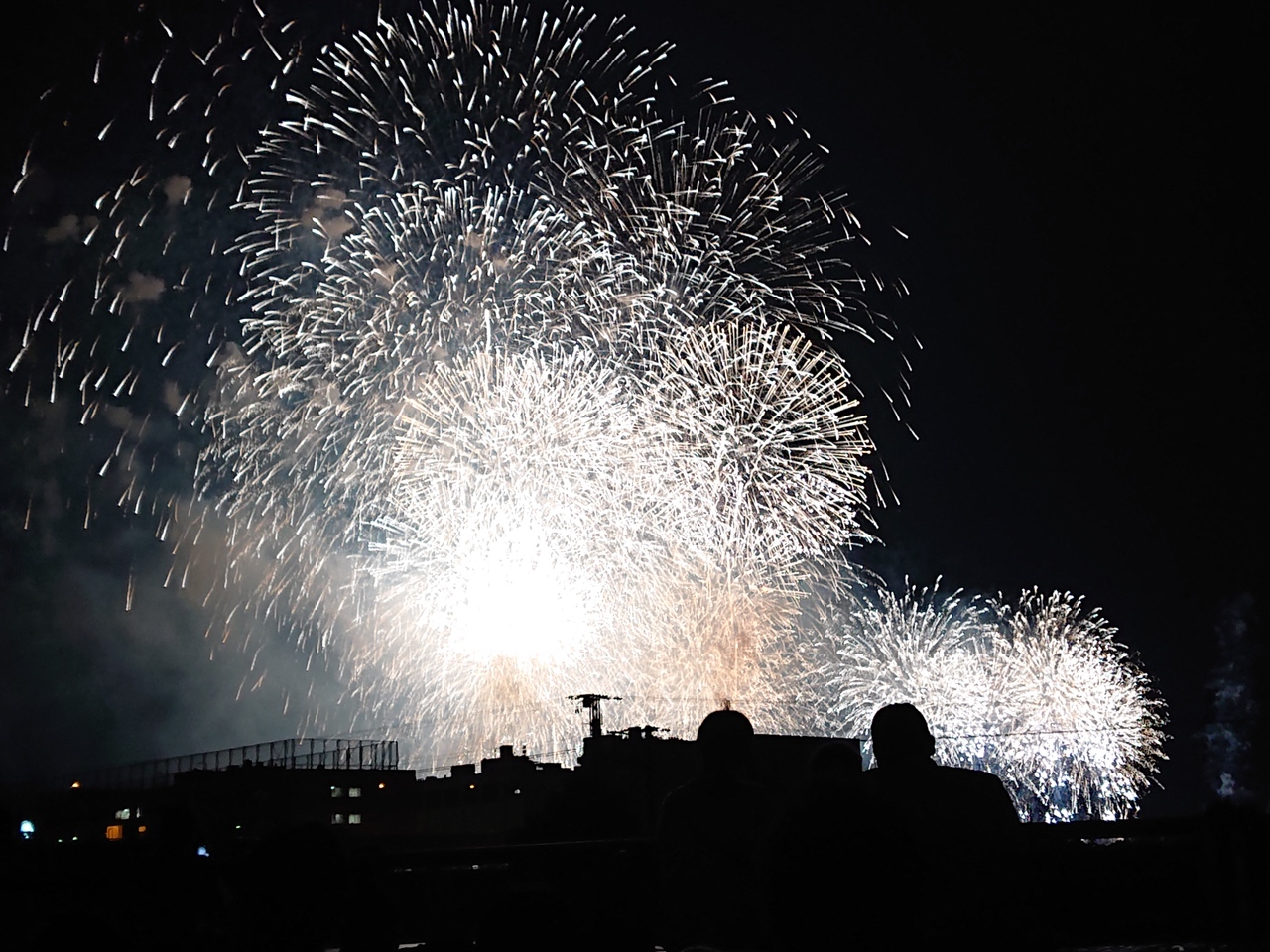 25分に2万発の花火が飛び交う みなとみらいスマートフェスティバル 横浜 神奈川県 の旅行記 ブログ By わんこさん フォートラベル