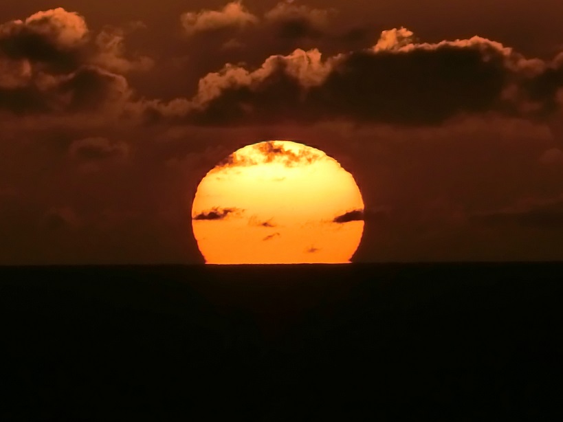ハワイの休日 アッ と言う間に過ぎ去った１５日間 ワイキキ周辺で見る 海 雲に沈む１ ２月の夕日を楽しみにしていましたが 19 ホノルル ハワイ の旅行記 ブログ By Hy 2217さん フォートラベル