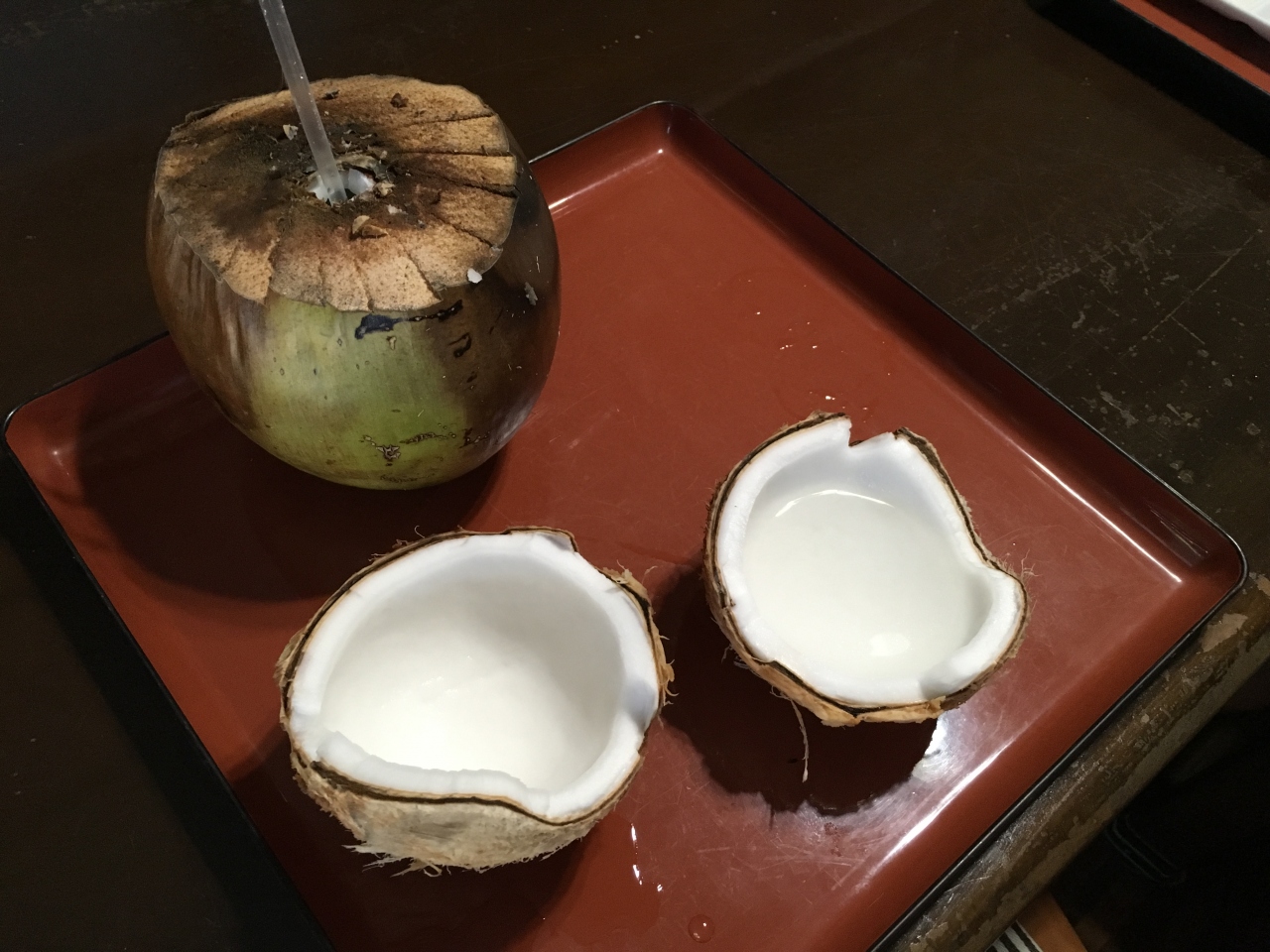 民宿みやよし荘で 獲って来た椰子の実を割ってもらい ジュースを飲みココナツを食べた 黒島のネコ牧場 19年7月八重山 黒島8泊9日114 西表島 沖縄県 の旅行記 ブログ By かめさん フォートラベル