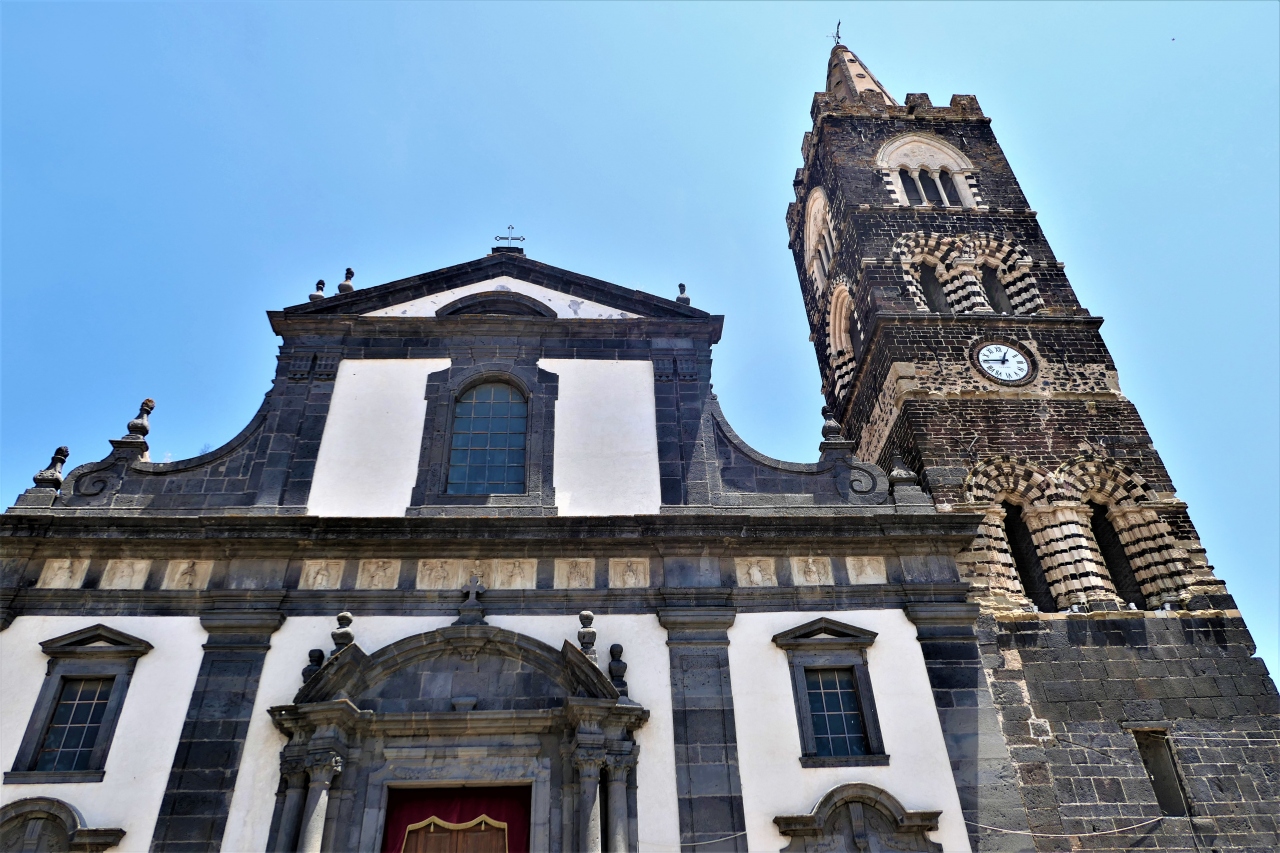 魅惑のシチリア×プーリア♪　Vol.481　☆ランダッツォ：古城と黒い教会の美しい景観♪