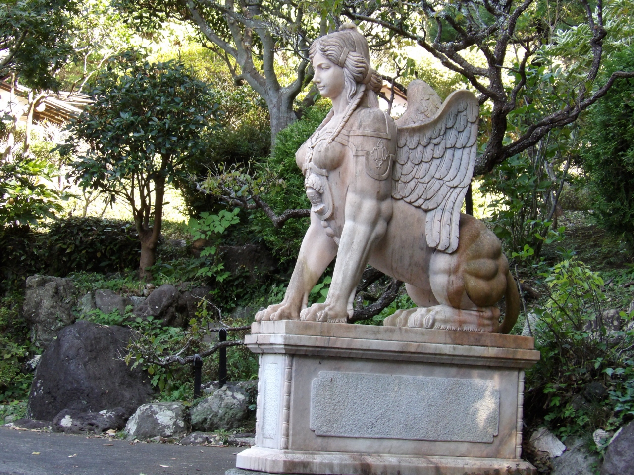 佐助谷の奥のお屋敷に大理石のスフィンクス像 鎌倉 神奈川県 の旅行記 ブログ By ドクターキムルさん フォートラベル