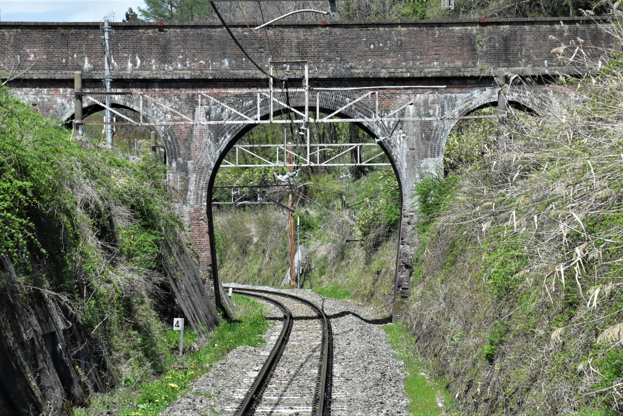 中央本線を跨ぐ蔵造川水路橋 明治期の煉瓦アーチ橋 長野 辰野 箕輪 高遠 長野県 の旅行記 ブログ By かっちんさん フォートラベル